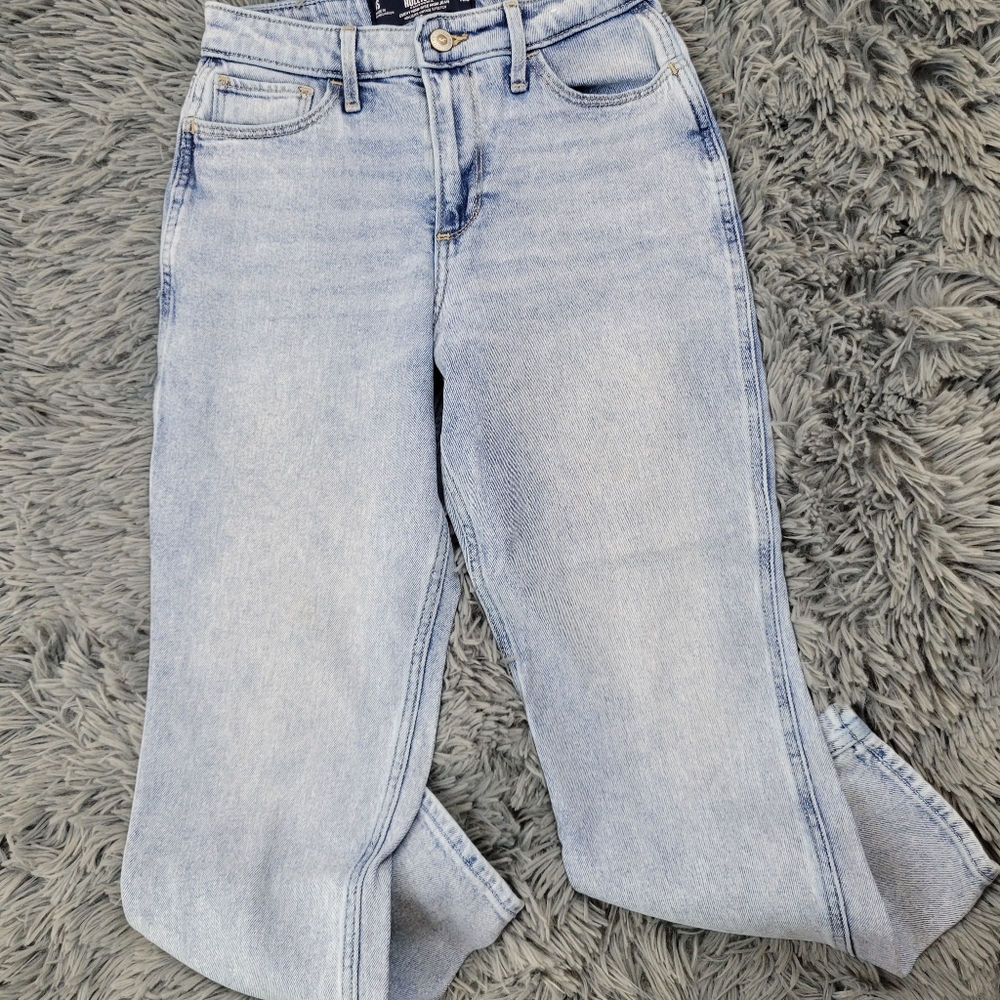 Lightwash Hollister Curvy High-Rise Mom Jean - Picture 2 of 7